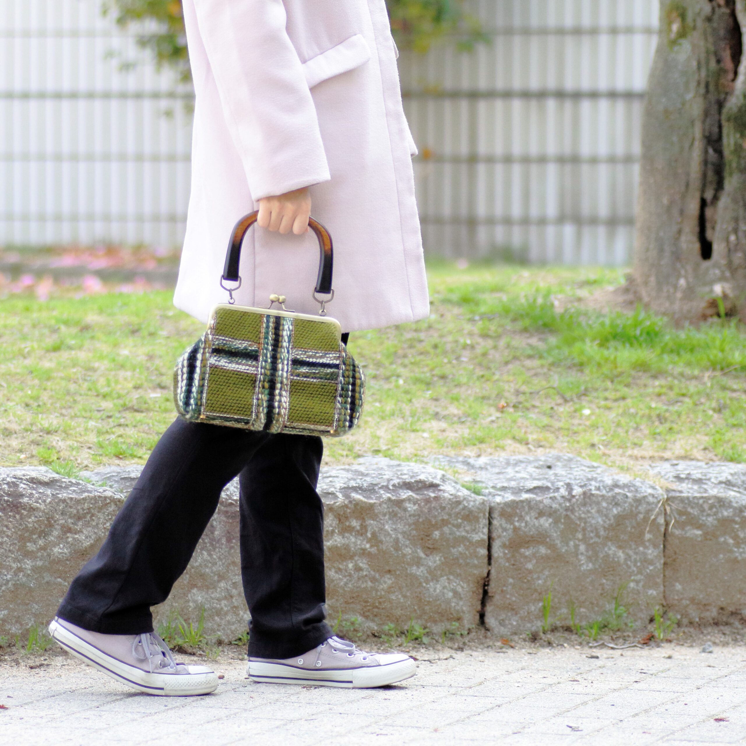 How to wear a green bag | HOWTOWEAR Fashion